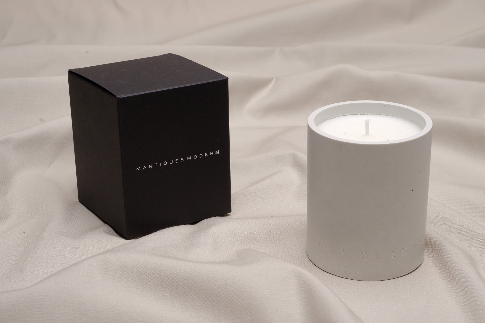 Mantiques Modern Candle